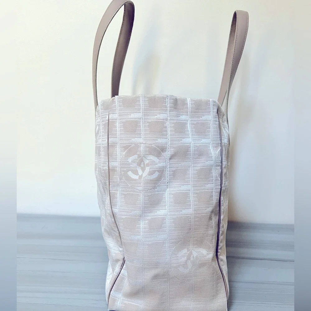 ❤️Authentic CHANEL Tote❤️ - Picture 5 of 16